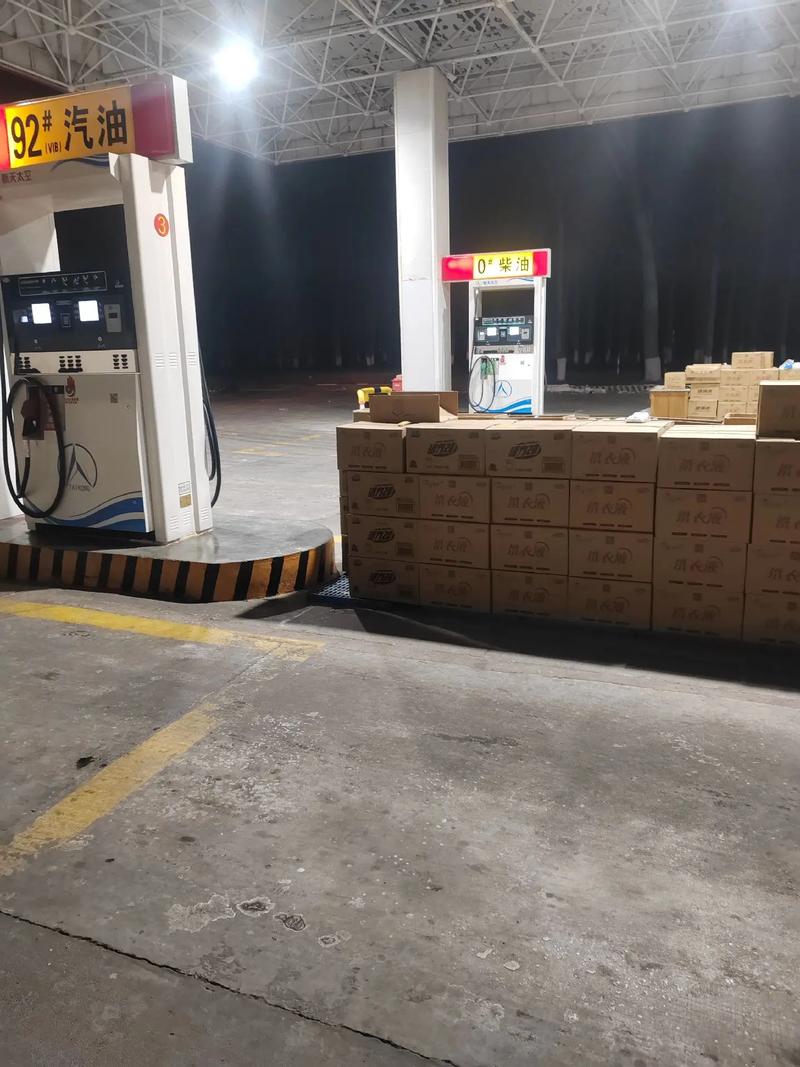 做一回加油员,永远不知道夜班多难熬,提不完的油枪,问不完的加
